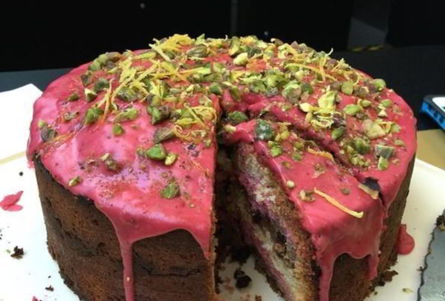 Бисквитный пирог со смородиной