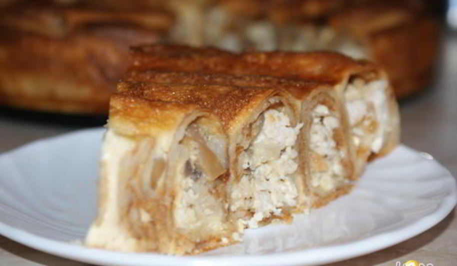 Рецепт блинного пирога с курицей и грибами