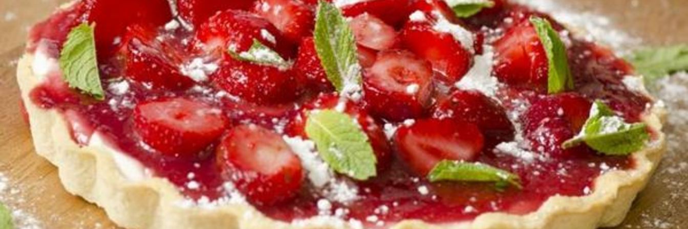 Домашний тирольский пирог с клубникой