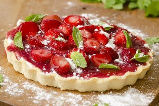 Домашний тирольский пирог с клубникой