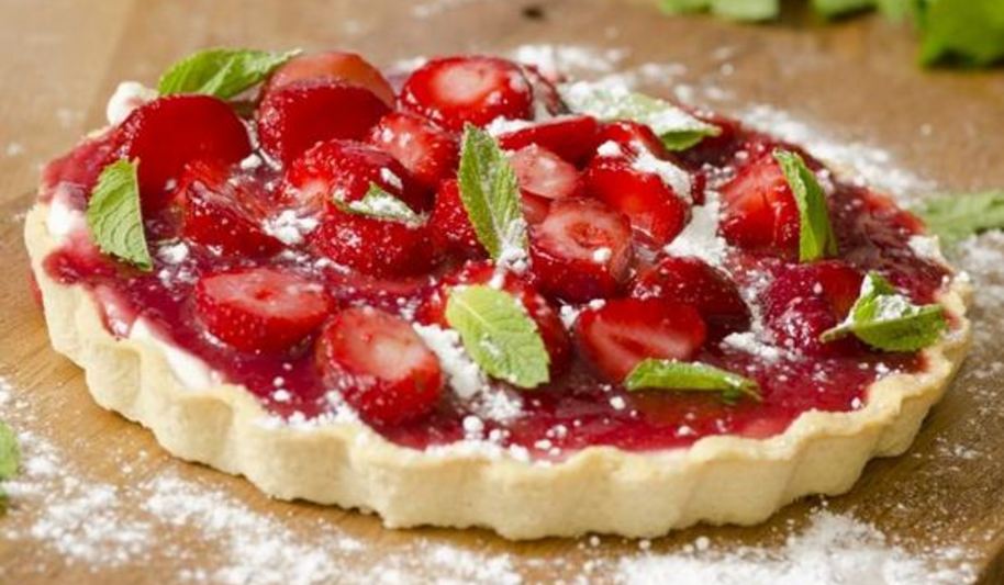 Рецепт домашнего тирольского пирога с клубникой