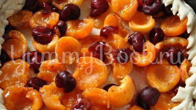 дрожжевой пирог с фруктами и ягодами