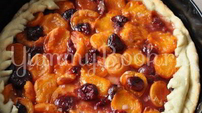 дрожжевой пирог с фруктами и ягодами