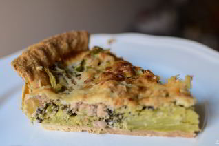 Киш с брокколи и тунцом