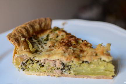 Киш с брокколи и тунцом
