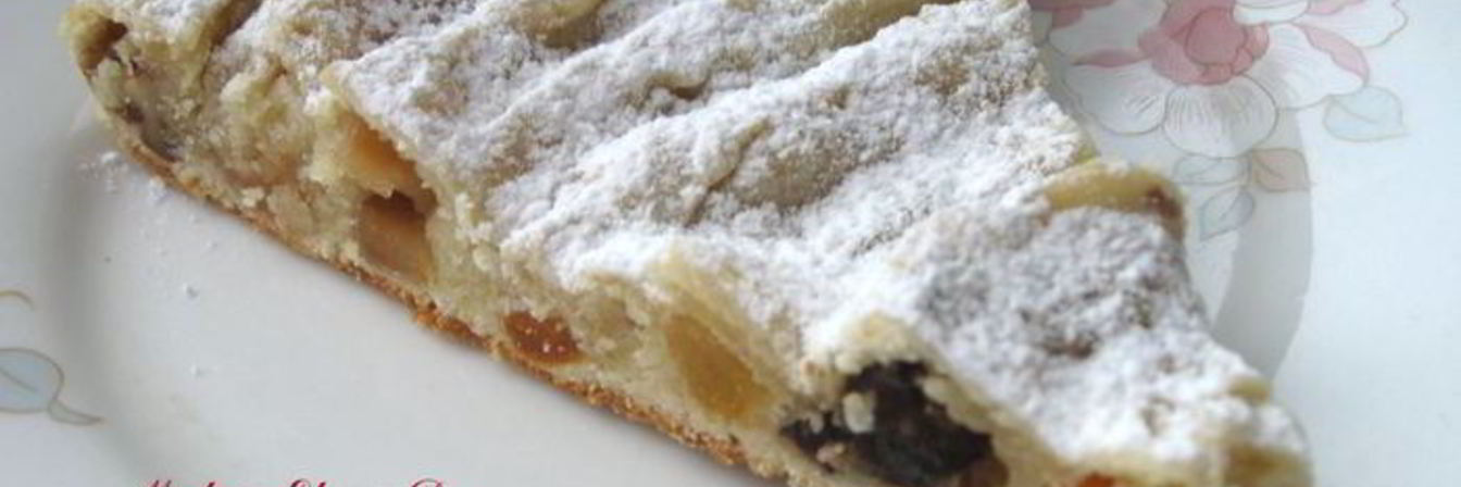 Кольцевой пирог с айвой, сухофруктами и орехами