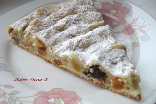 Кольцевой пирог с айвой, сухофруктами и орехами