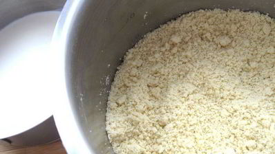 кольцевой пирог с айвой, сухофруктами и орехами