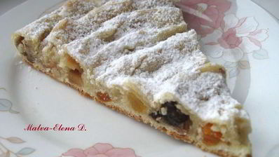 кольцевой пирог с айвой, сухофруктами и орехами