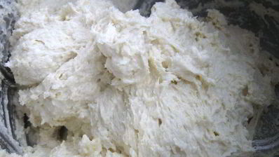 кольцевой пирог с айвой, сухофруктами и орехами