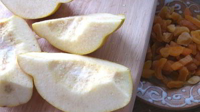 кольцевой пирог с айвой, сухофруктами и орехами