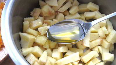 кольцевой пирог с айвой, сухофруктами и орехами