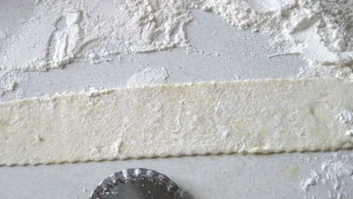 кольцевой пирог с айвой, сухофруктами и орехами