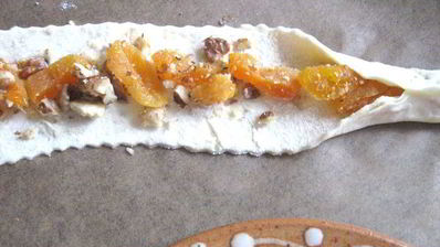 кольцевой пирог с айвой, сухофруктами и орехами