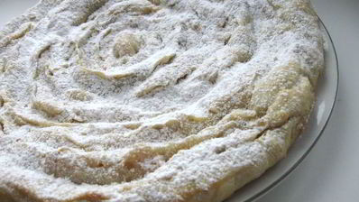 кольцевой пирог с айвой, сухофруктами и орехами