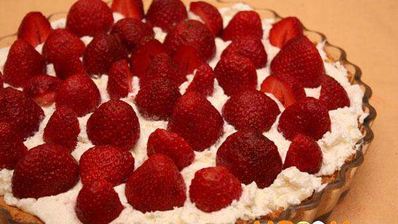 миндальный пирог с клубникой