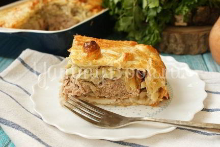 Мясной пирог из слоеного теста