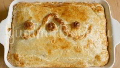 мясной пирог из слоеного теста