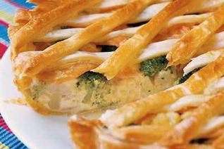 Пирог из брокколи и цветной капусты с копченой семгой