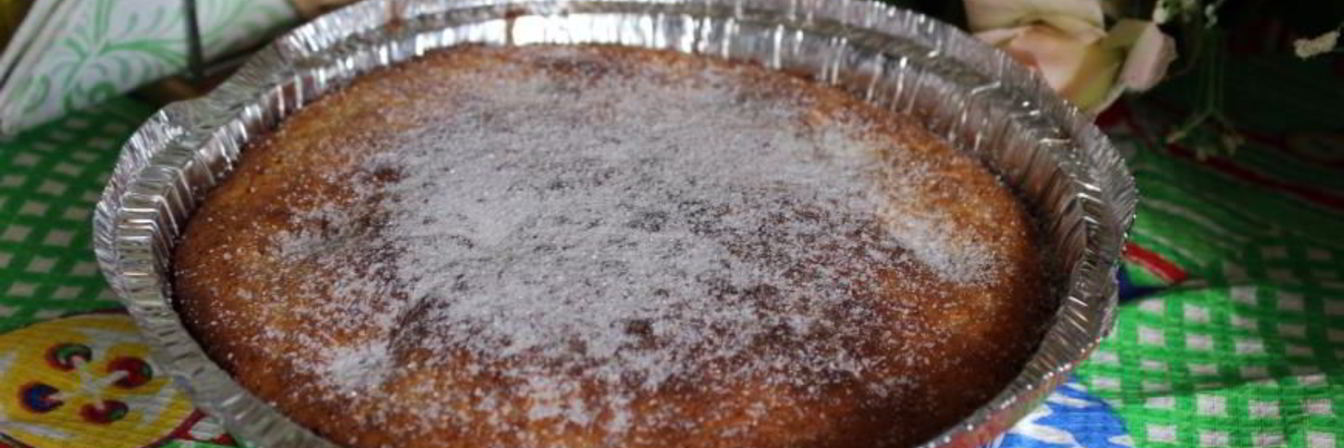 Пирог из кукурузной муки со сливами