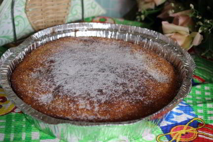 Пирог из кукурузной муки со сливами