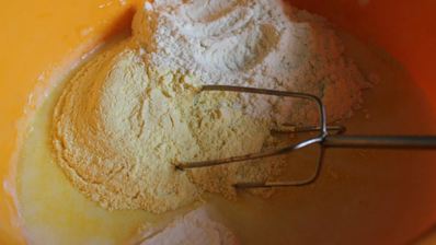 пирог из кукурузной муки со сливами