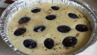 пирог из кукурузной муки со сливами