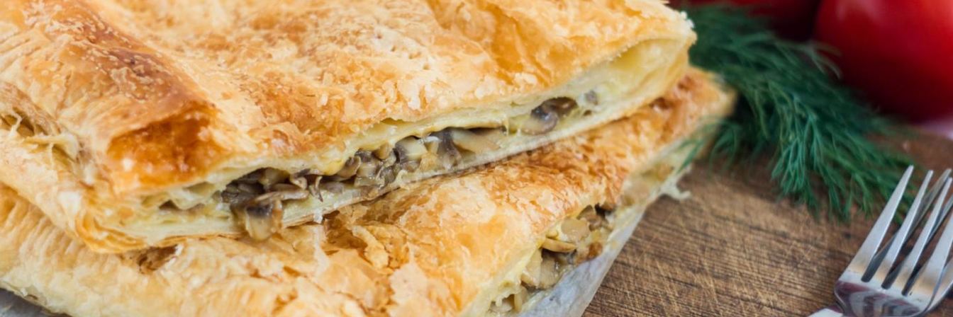 Пирог из слоеного теста с грибами