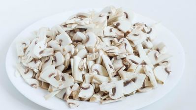 пирог из слоеного теста с грибами