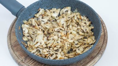 пирог из слоеного теста с грибами