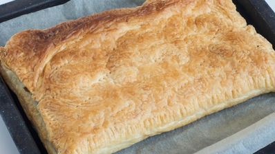 пирог из слоеного теста с грибами