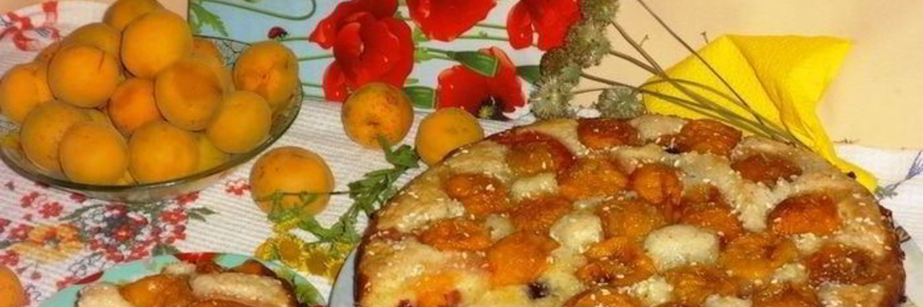 Пирог с абрикосами и черешней