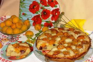 Пирог с абрикосами и черешней