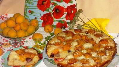 пирог с абрикосами и черешней