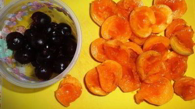 пирог с абрикосами и черешней