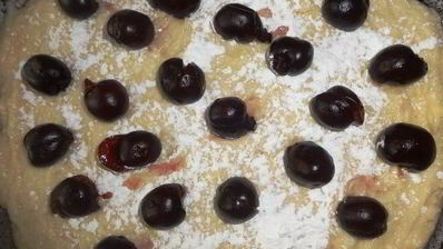 пирог с абрикосами и черешней