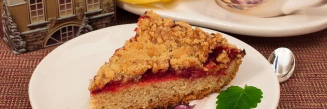 Пирог с брусникой, лимоном и штрейзелем