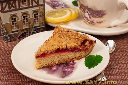 Пирог с брусникой, лимоном и штрейзелем
