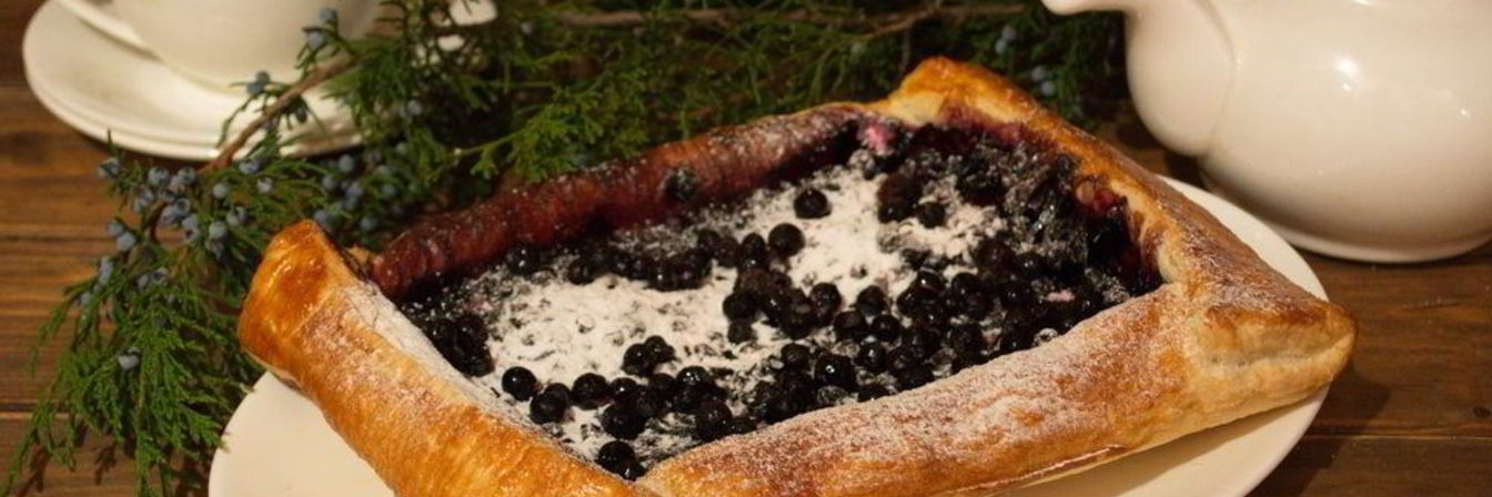 Пирог с черникой из слоеного дрожжевого теста