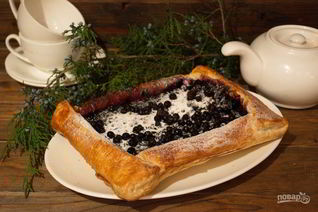 Пирог с черникой из слоеного дрожжевого теста