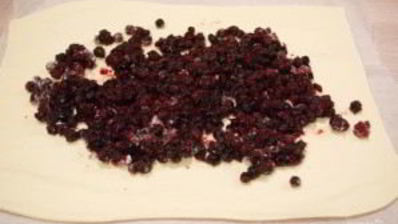 пирог с черникой из слоеного дрожжевого теста