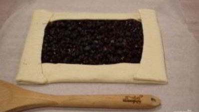 пирог с черникой из слоеного дрожжевого теста