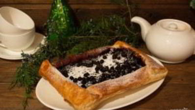 пирог с черникой из слоеного дрожжевого теста