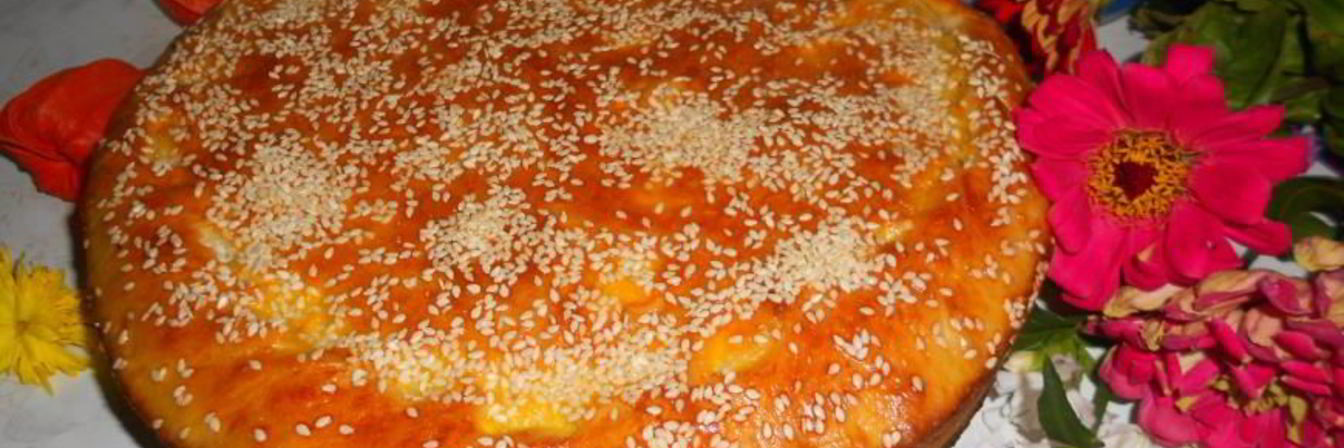 Пирог с капустой и мясом под кунжутной посыпкой