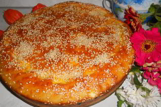 Пирог с капустой и мясом под кунжутной посыпкой