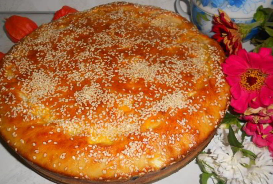 Пирог с капустой и мясом под кунжутной посыпкой