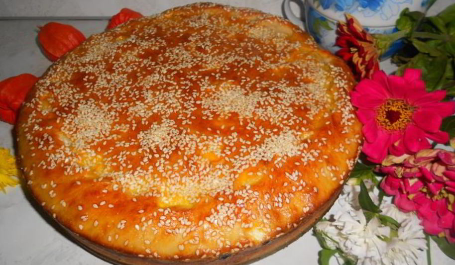 Рецепт пирога с капустой и мясом под кунжутной посыпкой