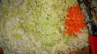 пирог с капустой и мясом под кунжутной посыпкой