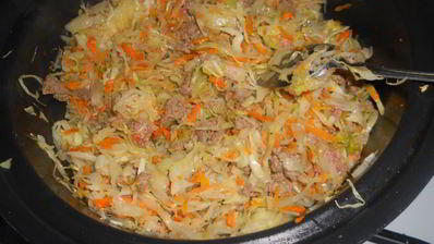 пирог с капустой и мясом под кунжутной посыпкой