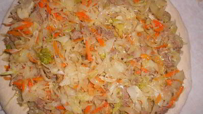 пирог с капустой и мясом под кунжутной посыпкой